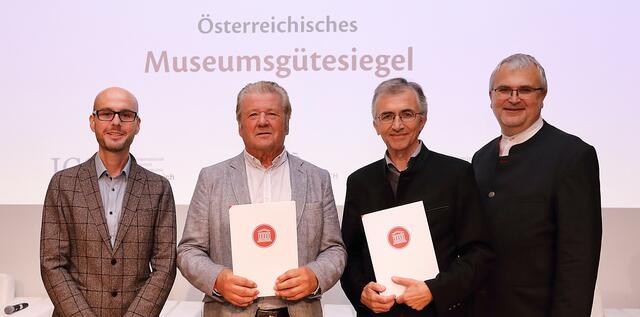Obmann Reinhold Klinger (2.v.r.) durfte das Museumsgütesiegel für das Museum Pregarten entgegennehmen. | Foto: Privat