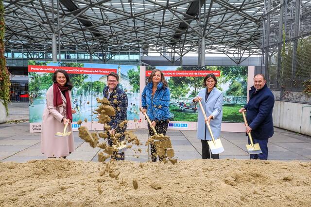 Stadtentwicklungssprecherin Selma Arapovic (Neos), Klimastadtrat Jürgen Czernohorszky (SPÖ), Stadträtin Ulli Sima (SPÖ), ÖBB-Vorständin Silvia Angelo und Alexander Nikolai (SPÖ) setzen den Spatenstich zur Umgestaltung des Pratersterns. (v.l.n.r.)