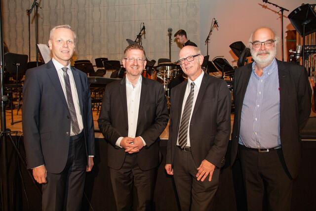 Von links: OÖ Versicherung-Generaldirektor Othmar Nagl, Martin Rummel, Rektor der Anton Bruckner Privatuniversität, Komponist Helmut Rogl und Professor Thomas Kerbl, ebenfalls von der Anton Bruckner Privatuniversität.