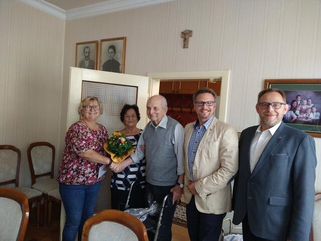 Gertraud und Paul Votzi feierten das Fest der Diamantenen Hochzeit.
Bgm. Clemens Nagel, GGR Mario Freiberg und OV Erika Kolm gratulierten
mit Ehrengaben der Gemeinde.