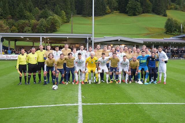 Benefizspiel zwischen WSG Tirol und FC Wildschönau mit dem Schiedsrichterteam. | Foto: Schwaighofer