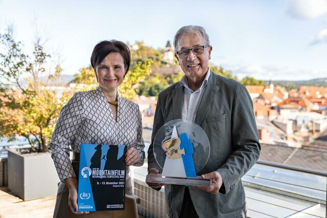 Robert Schauer, Festivaldirektor von Mountainfilm und Walburga Seidl, Vorstandsmitglied des Hauptsponsors Steiermärkische Sparkasse präsentieren das heurige Programm. | Foto: Richard Großschädl