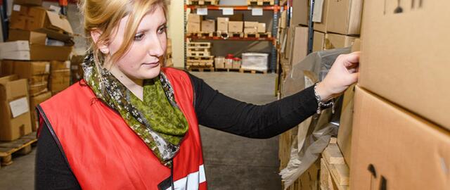 Eine Betriebsdienstleistungsfachfrau bei der Ermittlung des Warenbedarfs im Lager. | Foto: AMS/DoRo Filmproduktion