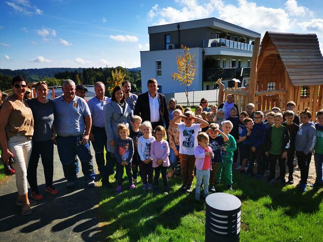 Bgm. Stephan Oswald freut sich mit den Kindern über den nagelneuen Spielplatz in St. Stefan ob Stainz. | Foto: KK