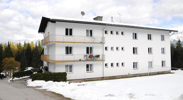 Mitgliedern der Initiative "Bürglkopf schließen" wurde der Zugang zum Rückkehrlager verwehrt. | Foto: Archiv/ZOOM.Tirol