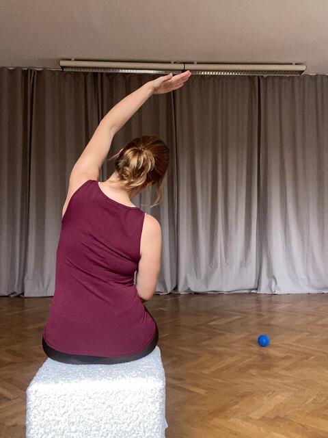 Diese Übung öffnet die Flanken. | Foto: Mira Kuntner