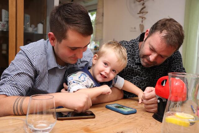 Lorenz kann nicht alleine sitzen. Er muss entweder gehalten werden oder in einem speziellen Stuhl sitzen. | Foto: Doms/BRS