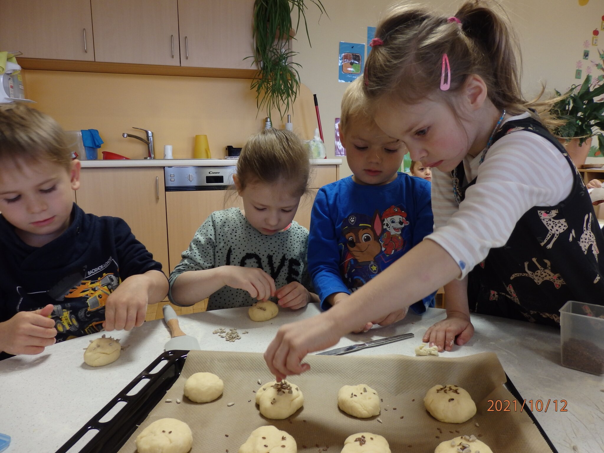 Kindergarten Sörg: Selbst Mehl gemahlen und Brötchen gebacken - St. Veit