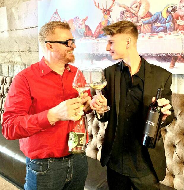 Zwei, die mit viel Leidenschaft aus regionalen Produkten  Genussmomente höchster Qualität schaffen: Andy "Traunsecco" Hauser und Leo „Jack“ Hillinger Jun. in der Stadtliebe in Linz.  | Foto: Stadtliebe