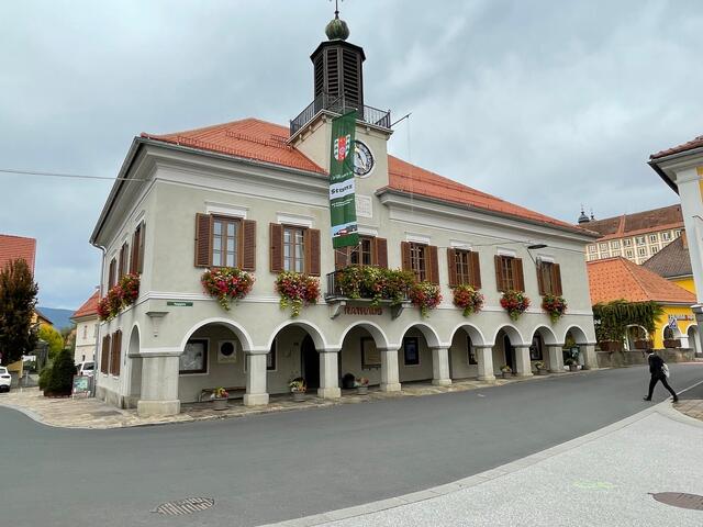 Der Stainzer Hauptplatz mit dem sanierten Rathaus an der einen Stirnseite wird wieder zunehmend zum Ort der Begegnung.  | Foto: Veronik