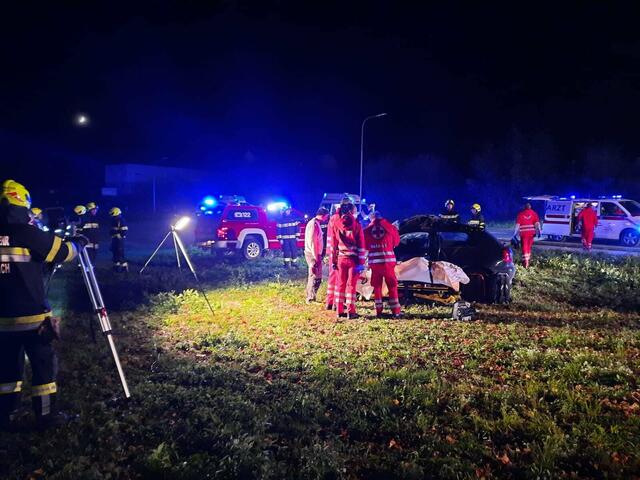 Zahlreiche Einsatzkräfte waren in Bärnbach vor Ort, um drei verletzte Jugendliche zu befreien.