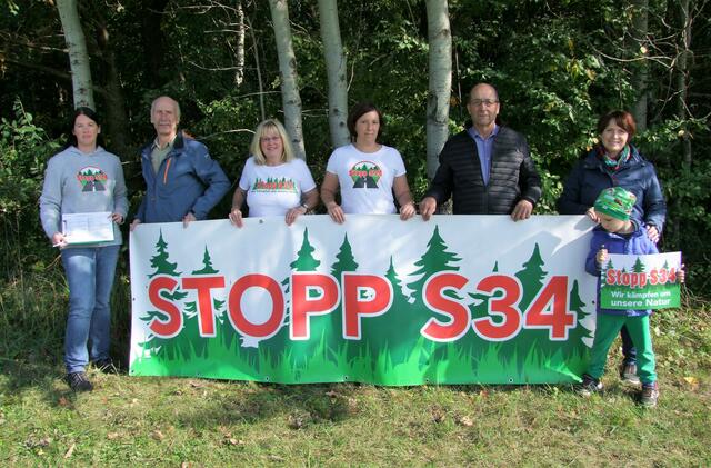 Mitglieder der Initiative Stopp S34: Romana Drexler, Gottfried Kern, Maria Drexler, Katharina Schadner, Anton Hieger, Andrea und Leon Götzinger sammelten am 16.10. am Riemerplatz Unterschriften.