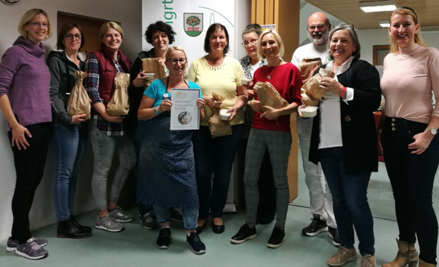 Andrea Rittnauer zeigte den Teilnehmern des Brotback-Workshops in Baumgarten worauf es bei richtig gutem Brot ankommt.