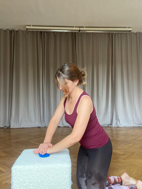 Die Handmassage kann im Büro ganz einfach mit einem Kugelschreiber durchgeführt werden. | Foto: Mira Kuntner