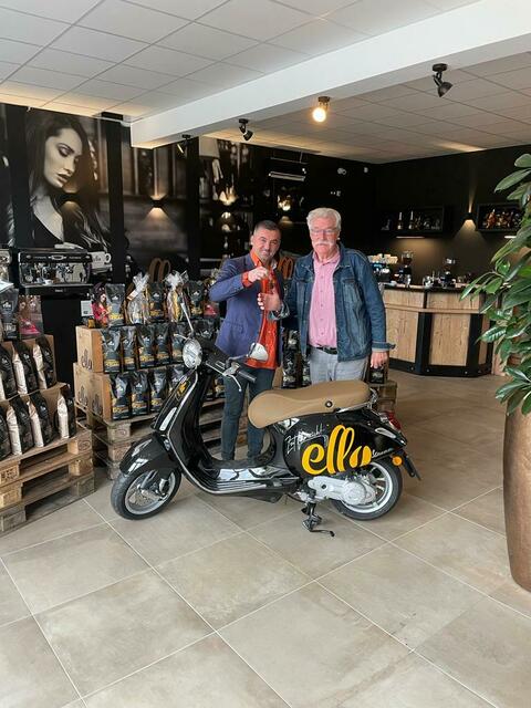 Glücklicher Gewinner: Erwin Dinnebier (rechts) mit Ella Coffee-Chef Miki Aleksic | Foto: Ella Coffee