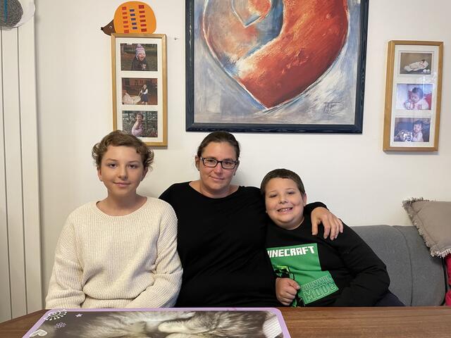 Die Buchkirchnerin Jitka Penzenstadler muss sich alleine um ihre beiden Kinder Hermann (8) und Melanie (12) kümmern.  | Foto: BRS/Jakaubek