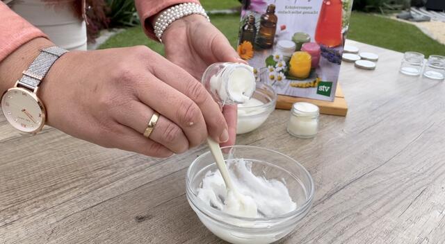 In nur wenigen Minuten kann man einen Schnupfenbalsam herstellen. | Foto: Julia Gerold