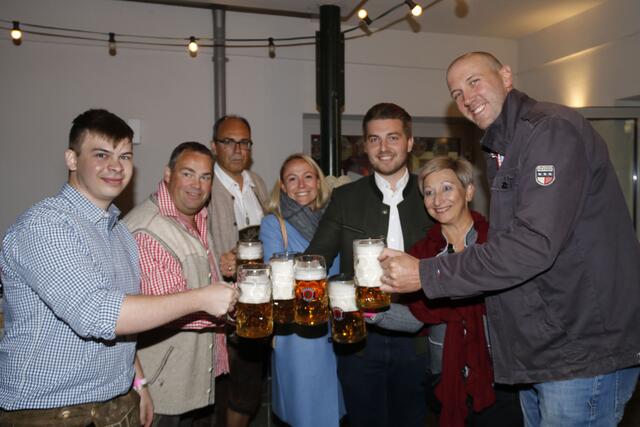 Paul Bugnynar, Stadtrat Manfred Schandl, Vizebürgermeister Otmar Illedits, Abgeordnete zum Landtag Julia Wagentristl, Stadtrat Andreas Feiler, Stadträtin Claudia Schlager und Obmann Corey Hallet beim Bieranstich