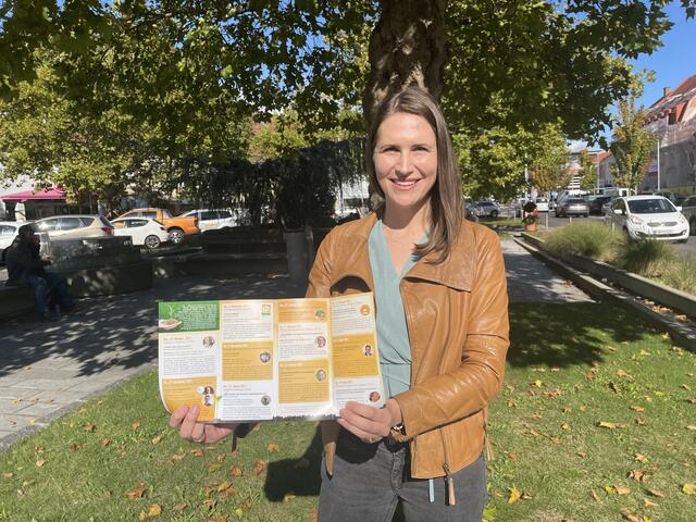 Raphaela Fink aus dem Team des Steirischen Vulkanlands mit der Eventbroschüre.  | Foto: WOCHE