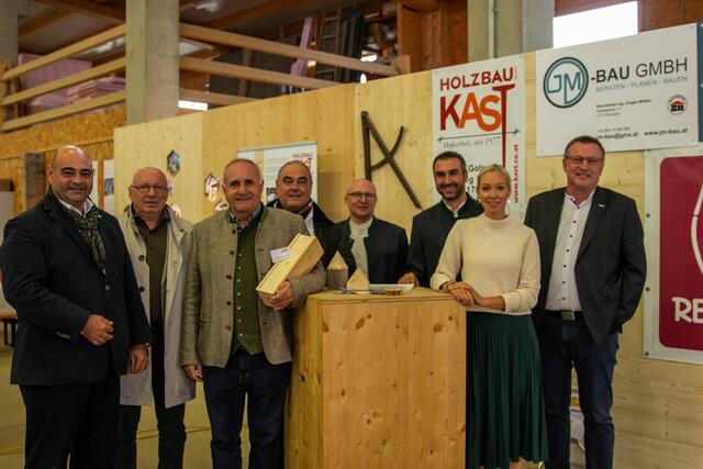 Wirtschaftsbund Bezirksobmann Hannes Mosonyi, Bürgermeister Hans Schrammel, Landesinnungsmeister Gerhard Kast, Wirtschaftskammer Regionalstellenobmann Robert Frank, Amtmann Dieter Horvath, Florian Kast, Julia Kast
Wirtschaftskammer Regionalstellenleiter Harald Pokorny.