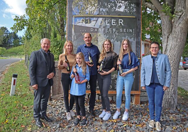 Die Stadt Feldbach hat ein neues Weingut: Bürgermeister Josef Ober und Stadträtin Sonja Skalnik mit Familie Riedler.
