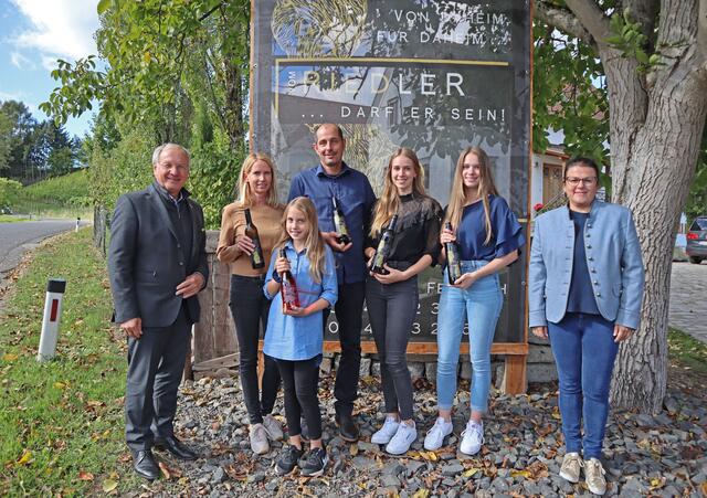 Die Stadt Feldbach hat ein neues Weingut: Bürgermeister Josef Ober und Stadträtin Sonja Skalnik mit Familie Riedler. | Foto: Woche