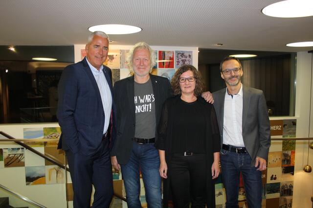 Die Raika-Vorstände Josef Chodakowsky und Mario Thurner (links und rechts) mit den beiden Künstlern Peppi Spiss und Lisa Krabichler.  | Foto: Elisabeth Zangerl 