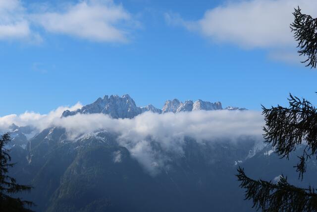 Die Lienzer Dolomiten schon ein bisschen eingeschneit.