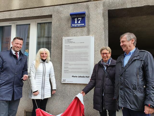 Gemeinderat Marcus Schober (SPÖ), Bezirksvorsteher-Stellvertreterin Susanne Wessely (SPÖ), Karin Ramsa Direktorin Wr. Wohnen und Bezirksvorsteher Erich Hohenberger (SPÖ), (v.l.).