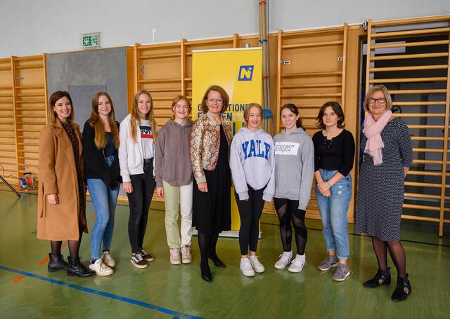 Bildungs-Landesrätin Christiane Teschl-Hofmeister besuchte das erste Tech-Dating 2021 mit rund 70 Schülerinnen in der Landesberufsschule Neunkirchen.