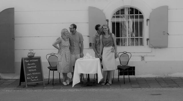 Feierten den Geburtstag ihres Vintage-Cafés: Yuno Khripunova (links) und Sandra Auer (rechts). | Foto: Svetlana Gombats Phtography