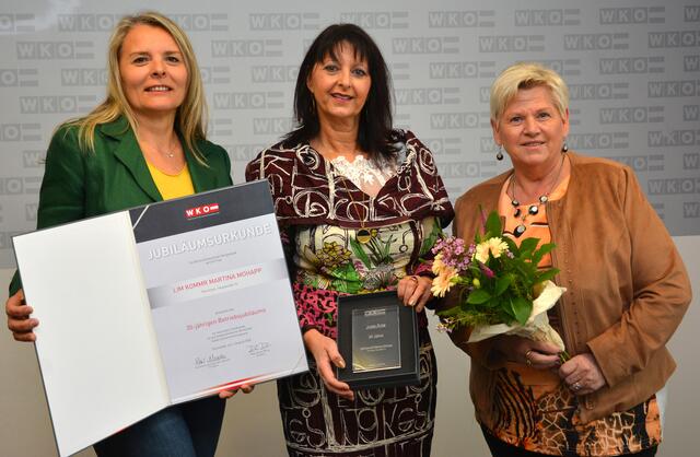 Martina Mohapp mit ihren Michaela Eckhardt und Johanna Woschitz.