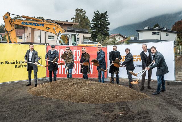 Beim Spatenstich für die neue Wohnanlage der Tiroler Immobilien in Kufstein waren Markus Guggenberger (Raiffeisen Bezirksbank Kufstein), Stefan Kaiserer (GF Tiroler Immobilien), Anton Rieder (Riederbau), Bgm. Martin Krumschnabel, Alfred Thaler (GF Tiroler Immobilien), Architekt Christoph Moriggl (ao-Architekten ZT- GmbH), Marc Osl (Riederbau), Philipp Weber (RLB Tirol AG) und Mario Tribus (Vertriebsleiter Tiroler Immobilien) vor Ort. (v.l.)