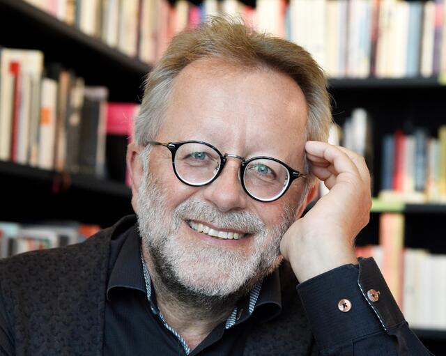 Herbert Dutzler bringt atemlose Spannung in die Bücherei Axams – alle Krimifans sind herzlich willkommen.