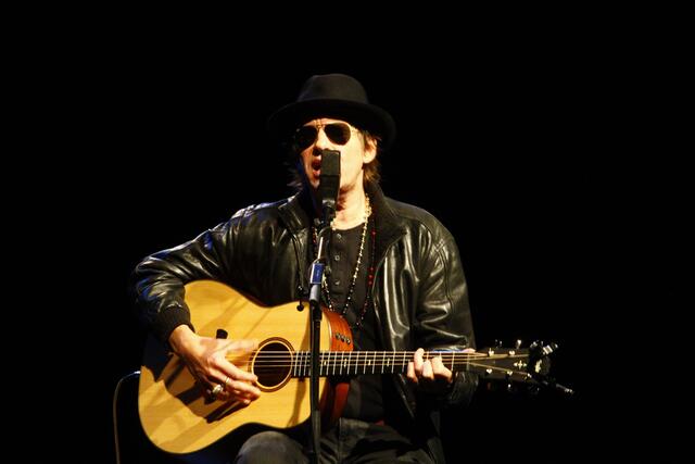 Ernst Molden spielt immer wieder mit andern Künstlern gemeinsame Tourneen.