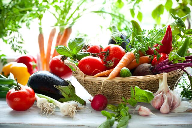 Obst, Gemüse, Nüsse, Trockenfrüchte oder vorgekochte Hirse eignen sich perfekt für ein gesundes Fast Food.