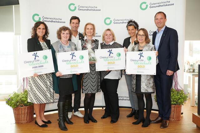 Barbara Fischer-Perko, (ÖGK), Beatrix Hengstberger (VS Geras/Langau/Drosendorf), Gerhard Angerer (Bildungsdirektion NÖ), Maria Strondl (VS Weitersfeld), Kathrin Schindele, Patrizia Nikzad (ÖGK), Gabriele Winkelhofer (VS Reinprechtspölla und Straning-Grafenberg) und Landesstellenvorsitzender der ÖGK Christian Farthofer (v.l.)