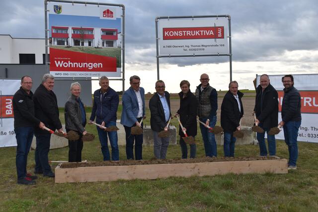 Der Spatenstich für sechs Wohnungen am Herrschaftsweg ist gesetzt.