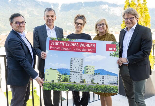 Bürgermeister Georg Willi und Wohnbaulandesrätin Beate Palfrader präsentieren gemeinsam mit den NHT-Geschäftsführern Hannes Gschwentner (re.) und Markus Pollo (li.) sowie Architektin Silvia Boday (Bildmitte) die Pläne für neuen Studierenden-Wohnraum in der Landeshauptstadt.