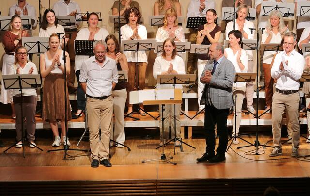 Chorleiter Rudi Plaichinger wurde mit der „Silbernen Note“ für seine Verdienste als Chorleiter ausgezeichnet | Foto: Gerhard Mair