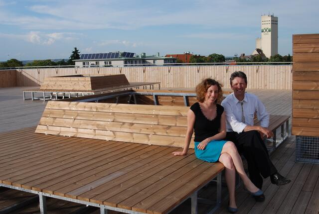 Schule mit Aussicht: Architektin Anna Gruber und Fritz Quirgst auf der Dachterrasse des BORG.