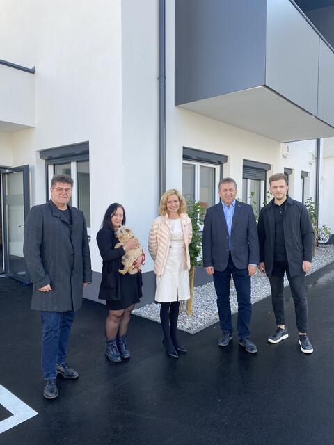 Bürgermeister Johann Lotter, Franziska Ruck, Dr. Fruzsina Szendrődiné Bödecs, Herbert und Lukas Trimmel präsentieren stolz das neue Gebäude.
