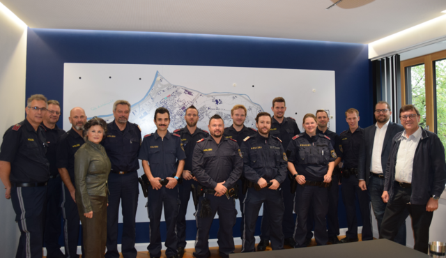 Erörterten im Rahmen des traditionellen Antrittsbesuchs der Polizeiinspektion auch Sicherheitsfragen: BGM Hedi Wechner (4.v.l.), Dienststellenleiter Franz Hohlrieder (5.v.l.), Stadtamtsdirektor Philipp Ostermann-Binder (2.v.r.) sowie der Leiter der Abteilung Recht und Sicherheit Peter Egerbacher (r.).