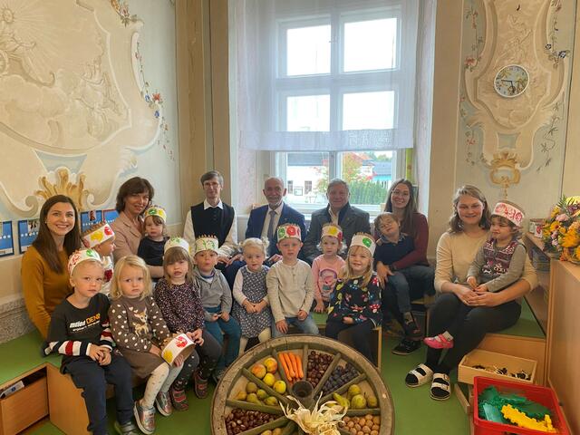 v.l.: Pädagogin Christina Müllner, Kindergartenleiterin Ingrid Enengel, Pater Bernhard Prem, Bgm. Josef Schaden, Vzbgm. Günther Prinz, Pädagogin Riccarda Fandl, Kinderbetreuerin Sophie Kainz mit den Kindern der Käfergruppe