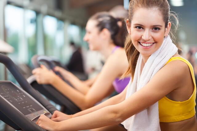 Nach der Sperre der Studios während der Lockdowns und vielen Vertragskündigungen haben Konsumenten wieder vermehrt Lust, im Fitnessstudio zu trainieren.