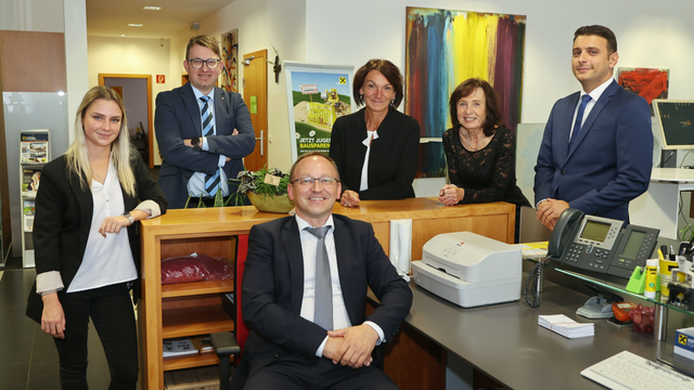 Das Team der Raiffeisenbank in Regau wächst kontinuierlich weiter: Sandra Zupan, Hannes Haslinger, Hubert Monai, Annemarie Stockinger, Monika Raffelsberger und Niko Milinovic (v.l.) wollen sich im Rahmen der Spartage vom 27. bis 29.10. bei ihren treuen Kunden bedanken.