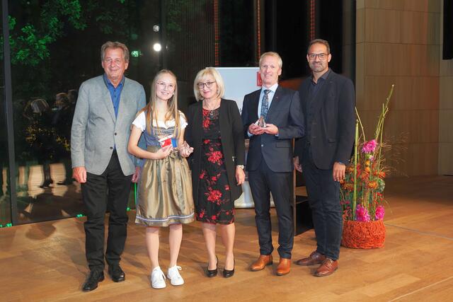 Erwin Zangerl (Präsident der Arbeiterkammer Tirol), Svenja Maier (Lehrling des Jahres 2020), Arbeits- und Bildungslandesrätin Beate Palfrader, Roman Mühlmann (Innendienstleiter und Lehrlingsausbilder an der BH Lienz) und Christoph Walser (Präsident der Wirtschaftskammer Tirol). | Foto: Land Tirol/Wucherer