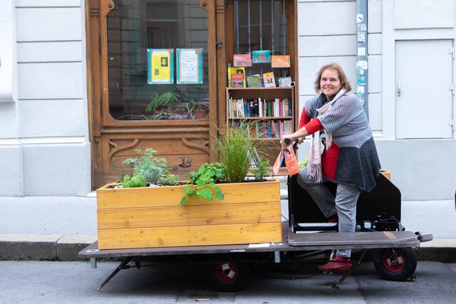 Am Lastenfahrrad: Grätzelinitiativen-Obfrau Claudia Beiser hat ein begrüntes Lastenfahrrad vor dem Grätzeltreff geparkt.