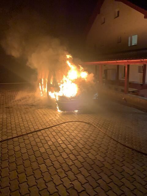 Die Flammen drohten auf ein Wohnaus überzugreifen
