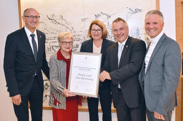 LR Anton Mattler, Seniorchefin Renate Reiter, Martina und Martin Reiter, Bezirkshauptmann Christoph Platzgummer.